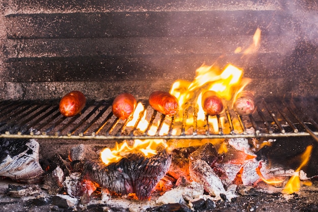 Preparación de salchichas en la parrilla de la barbacoa