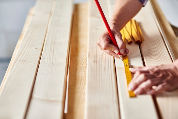 Preparación de tablas de madera por carpintero.