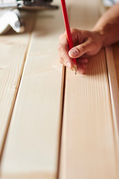 Preparación de tablas de madera por carpintero.