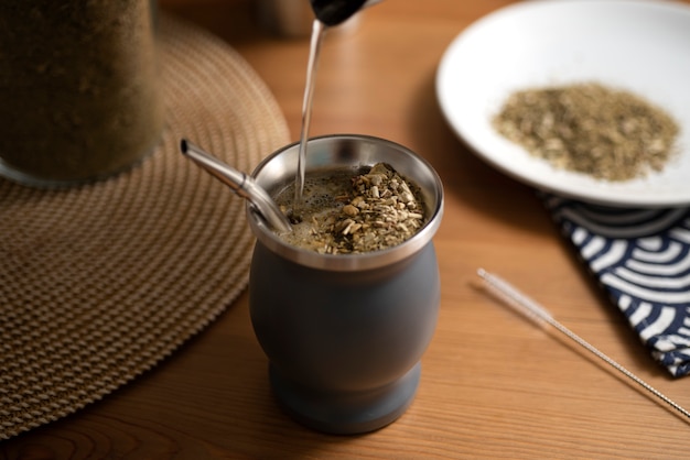 Foto gratuita preparación de la taza de té de alto ángulo