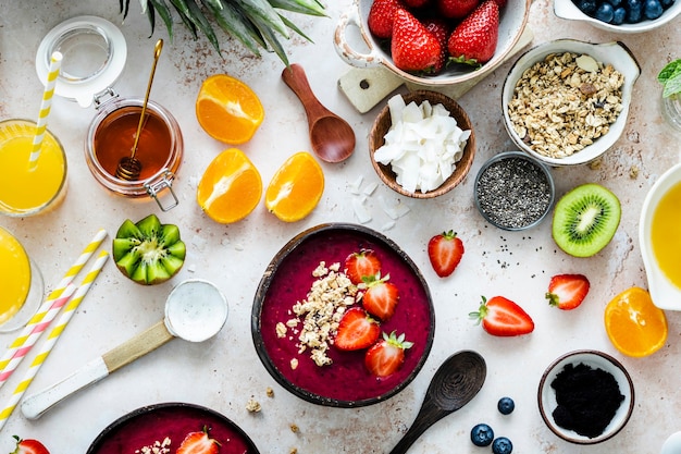 Preparación de un tazón de acai en estilo plano con frutas tropicales y granos