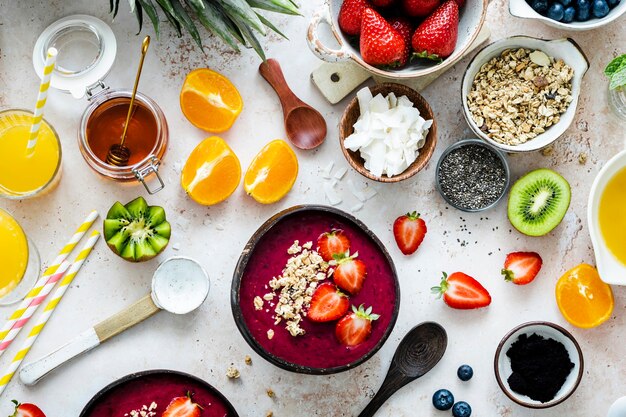 Preparación de un tazón de acai en estilo plano con frutas tropicales y granos