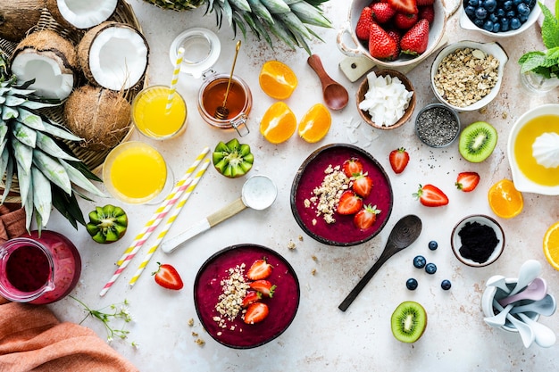 Preparación de un tazón de acai en estilo plano con frutas tropicales y granos