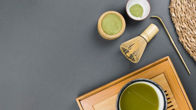 Preparación de té matcha visto desde arriba