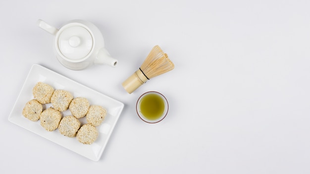 Foto gratuita preparación de té matcha visto desde arriba