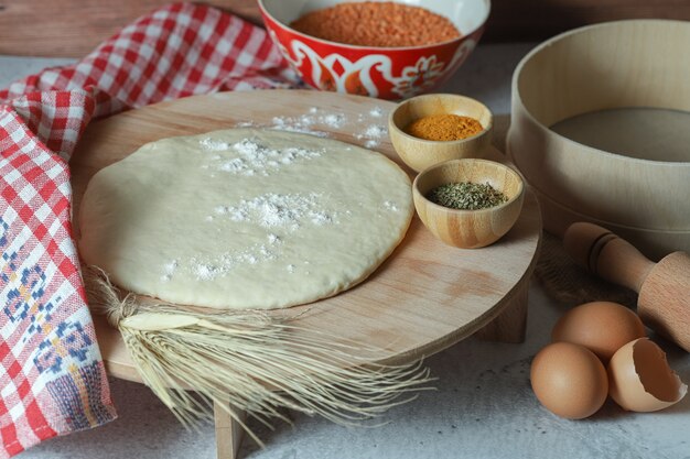 Preparaciones para masa de pizza con gran cantidad de productos.