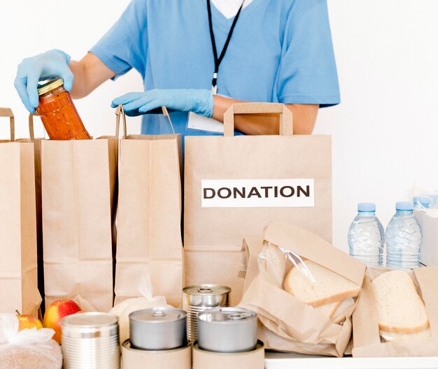 Foto gratuita se preparan bolsas de donación para la caridad