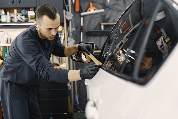 Preparando un auto antes de pintar