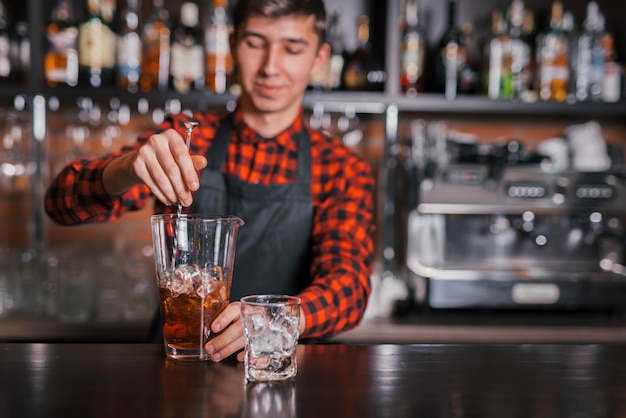 Foto gratuita preparando un coctel en un bar