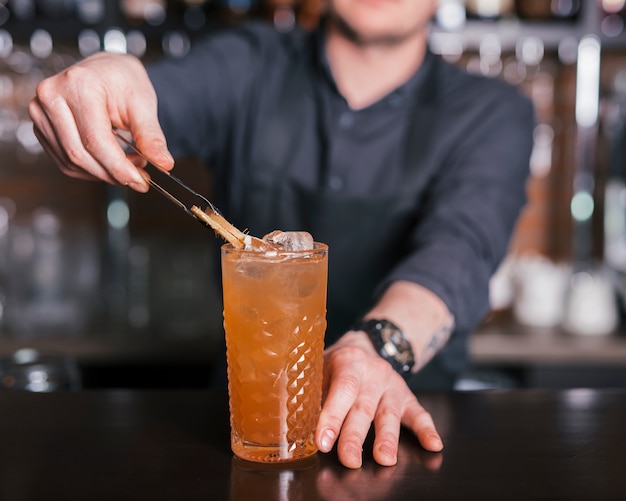 Preparando un coctel en un bar