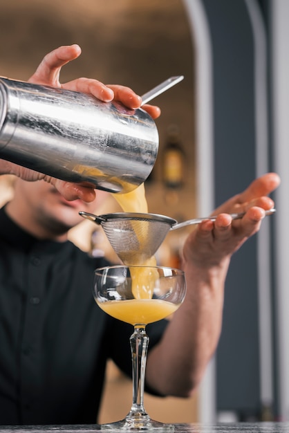 Foto gratuita preparando un coctel en un bar