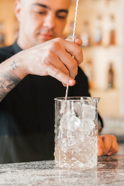 Preparando un coctel en un bar