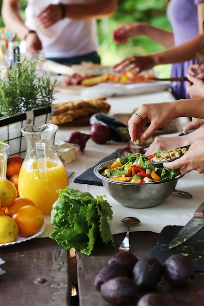 Preparando comida para picnic