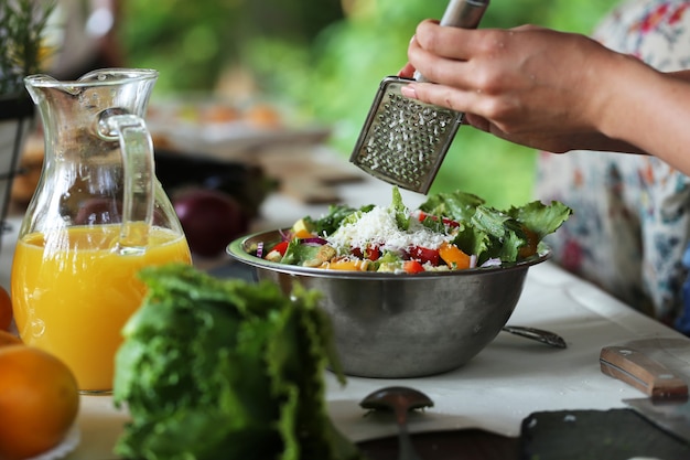 Preparando comida para picnic