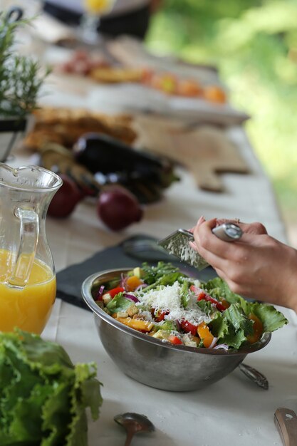 Preparando comida para picnic