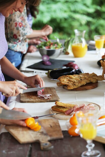 Preparando comida para picnic