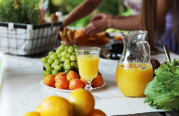 Preparando comida para picnic