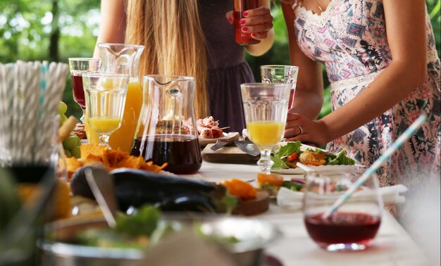 Preparando comida para picnic