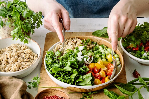 Preparando la idea de una receta a base de plantas