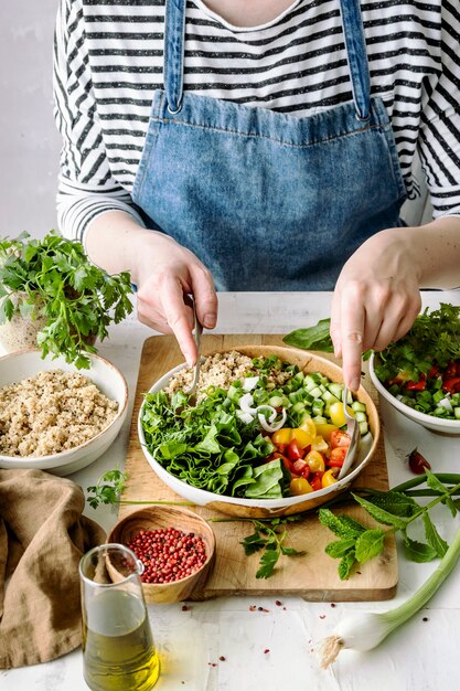 Preparando la idea de una receta a base de plantas