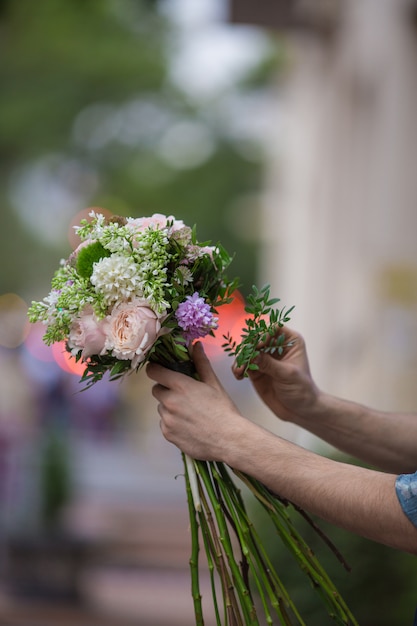 Preparando un ramo de flores mixtas en una vista de la calle