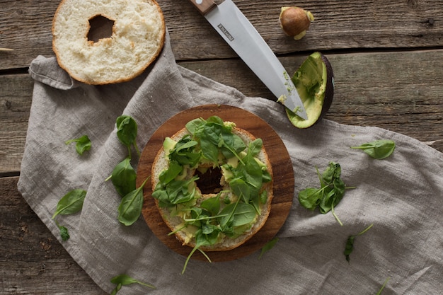 Foto gratuita preparando sandwich de donas