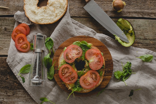 Preparando sandwich de donas