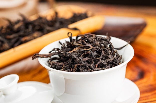 Foto gratuita preparando té chino en gaiwan de cerámica durante el primer plano de la ceremonia del té