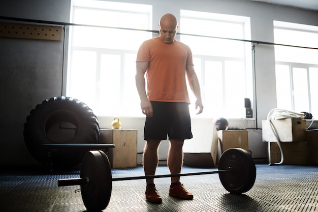 Foto gratuita preparándose para el peso muerto en el gimnasio