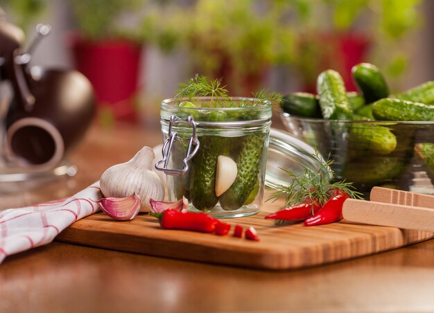 Preparar pepinos encurtidos en la cocina.