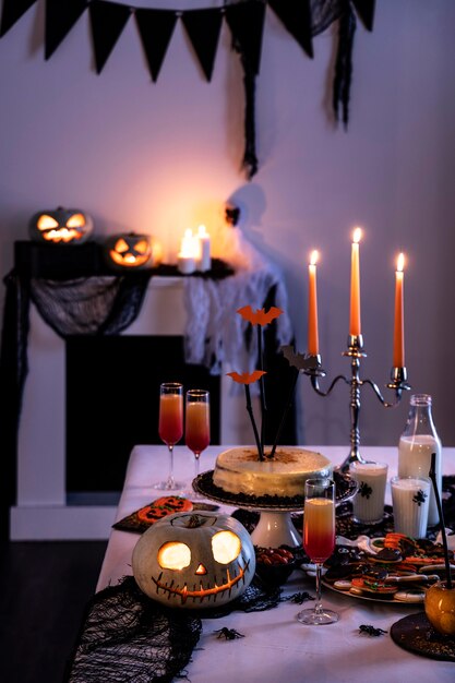 Preparativos para la fiesta de Halloween en la mesa