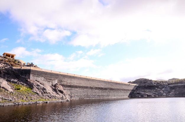 Presa de agua del lago en las islas canarias con un cielo azul nublado