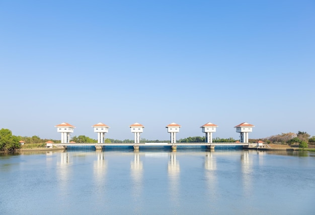 Foto gratuita presa fluvial para riego y control de inundaciones en tailandia