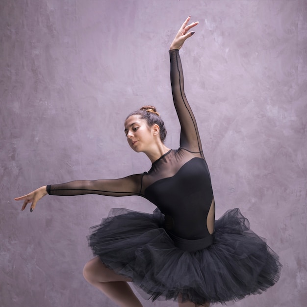 Foto gratuita presentación de la bailarina joven vista frontal