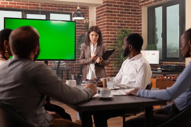 Presentación de la empresa de planificación de la directora ejecutiva que explica la estrategia de gestión al equipo de negocios que trabaja en la oficina de inicio. Simulacros de pantalla verde chroma key monitor pantalla aislada