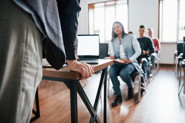 La presentación está lista. Grupo de personas en conferencia de negocios en el aula moderna durante el día