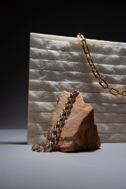 Presentación de joyería de cadena de oro abstracto