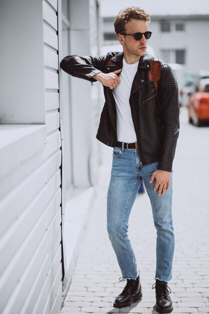 Presentación modelo del hombre hermoso joven en la calle