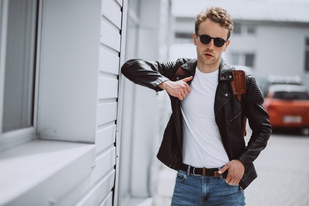 Presentación modelo del hombre hermoso joven en la calle