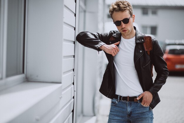 Presentación modelo del hombre hermoso joven en la calle