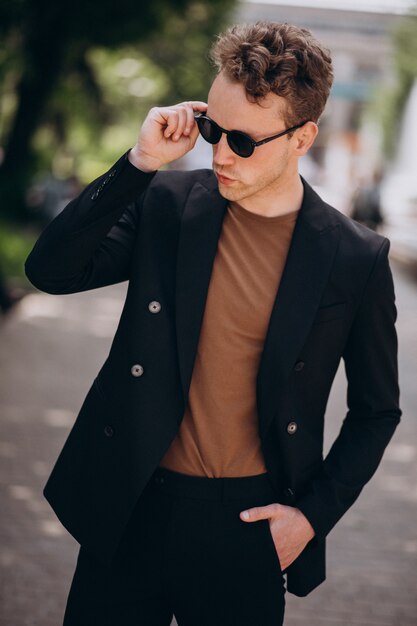 Presentación modelo del hombre joven en la calle