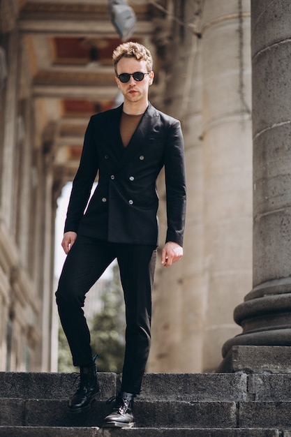 Presentación modelo del hombre joven en la calle