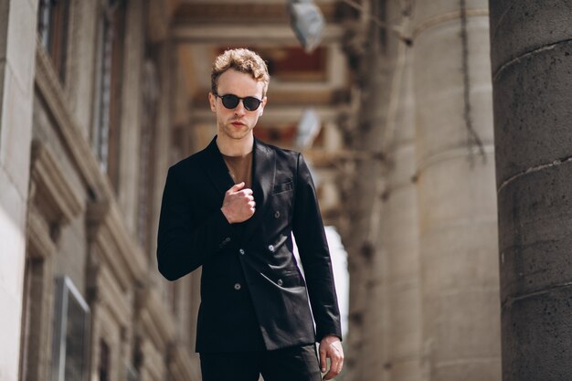 Presentación modelo del hombre joven en la calle