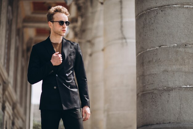 Presentación modelo del hombre joven en la calle