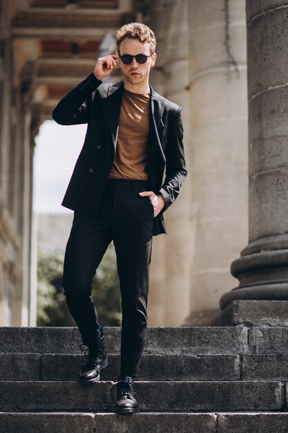 Presentación modelo del hombre joven en la calle