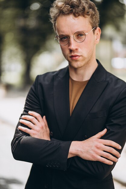 Presentación modelo del hombre joven en la calle