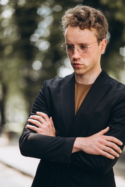 Presentación modelo del hombre joven en la calle