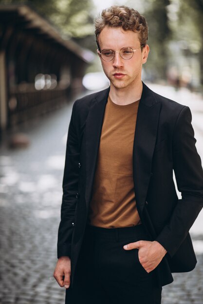 Presentación modelo del hombre joven en la calle