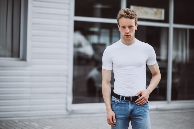 Presentación modelo del hombre joven en la calle