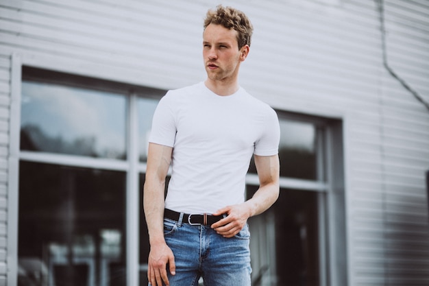 Presentación modelo del hombre joven en la calle